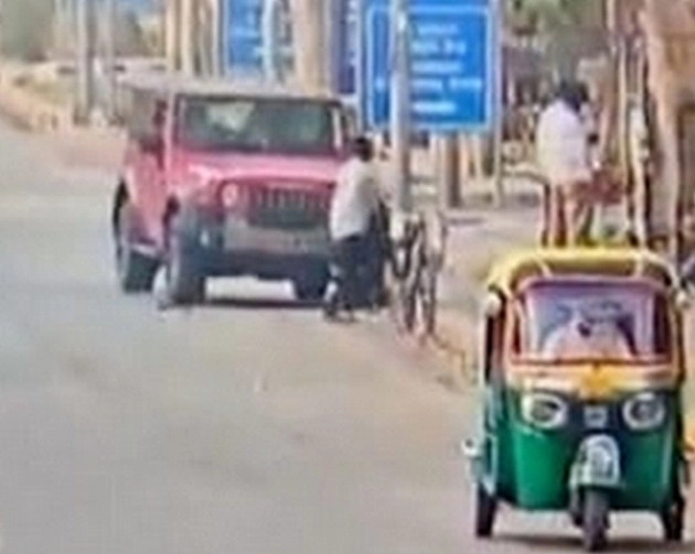 दिल्ली में कार बनी काल, सड़क किनारे राहगीर को कुचला - Car collided with a passerby in Delhi