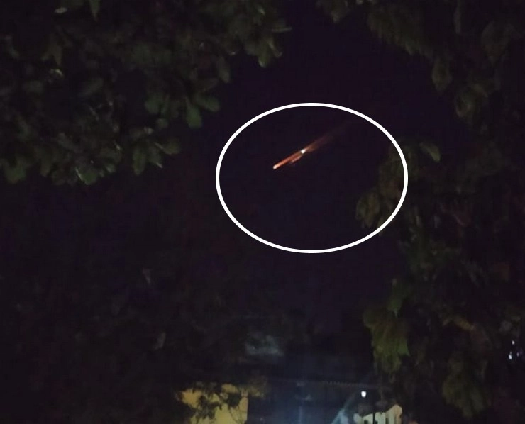 Meteorite Fall: आसमान में दिखा आग का गोला, चमकदार चीज देखकर चौंके लोग, सोशल मीडिया पर मचा हड़कंप