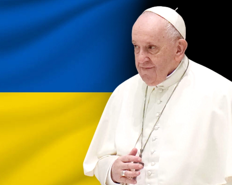 पोप ने चूमा यूक्रेन का झंडा, कहा- यह शहीदों के शहर बूचा से आया है, उन्हें न भूलें
