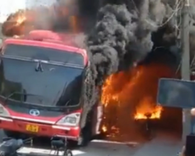 दिल्ली में DTC बस बनी आग का गोला, भीषण आग से मचा हड़कंप - Massive fire in DTC bus in Delhi