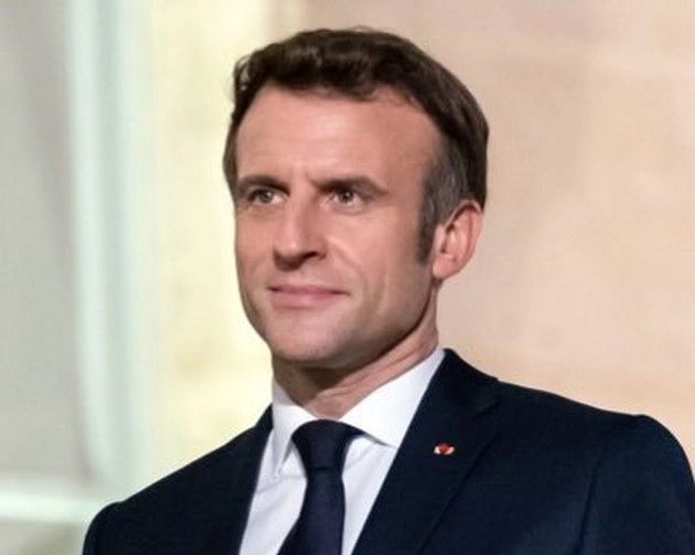 राष्ट्रपति इमैनुएल मैक्रों ने एमबापे को लगाया गले, ड्रेसिंग रूम में बढ़ाया फ्रांस टीम का हौसला (Video) - Emanual Macron hugs Kylian Mbappe and chins up the french side in dressing room