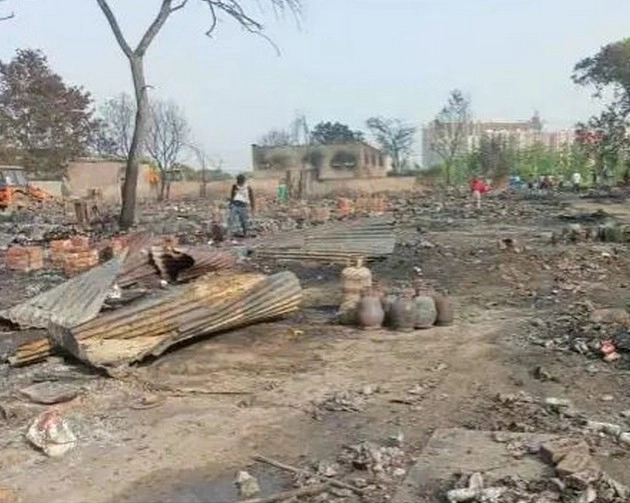 गाजियाबाद में गौशाला के पास झुग्गियों में लगी भीषण आग, 49 गायों की जलकर मौत - Massive fire broke out in slums near Gaushala in Ghaziabad