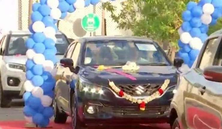 IT कंपनी ने कर्मचारियों को गिफ्ट में दीं 100 कारें, 10 साल से ज्यादा सेवा का मिला तोहफा - chennai based it firm gifts cars to its 100 employees
