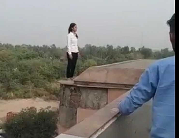 अक्षरधाम मेट्रो स्टेशन की दीवार से कूदने वाली लड़की की इलाज के दौरान मौत