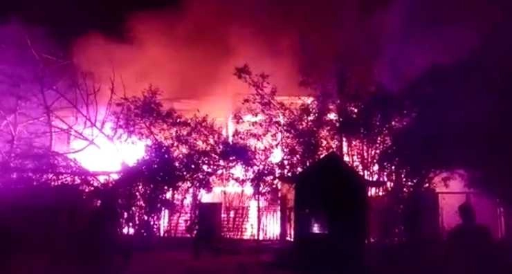 पटाखे की चिंगारी से लगी आग, सगाई समारोह के दौरान हुआ हादसा - Fire broke out due to sparks of firecrackers at resort in Meerut