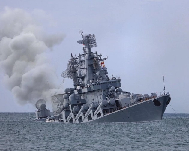 युद्ध के 50वें दिन रूस को लगा बड़ा झटका, क्षतिग्रस्त रूसी युद्धपोत डूबा - fire in Russian warship moskva