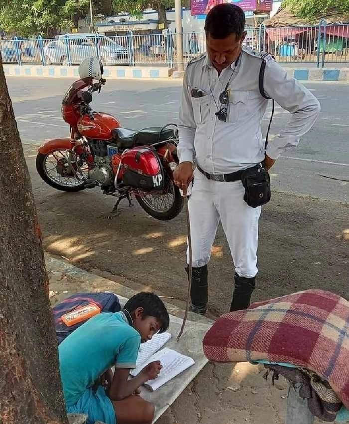 ट्रैफिक पुलिसकर्मी बना शिक्षक, सड़क पर पढ़ाता है बच्चे को