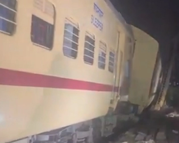 मुंबई के माटुंगा में 2 ट्रेनों की टक्कर, पुडुचेरी एक्सप्रेस के 3 कोच बेपटरी - 3 coaches of train derailed in matunga