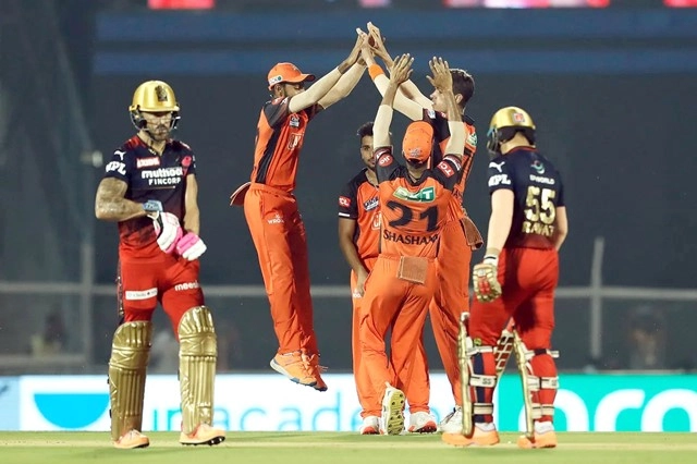 हैदराबाद की घातक गेंदबाजी से बैंगलोर को मैच में कोई मौका ही नहीं मिला - Sunrisers Hyderabad pacers were all over Royal Challengers Batsmen