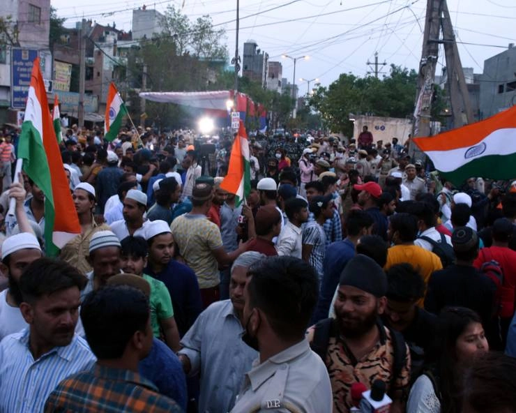 Jahangirpuri Violence : दिल्ली हिंसा के बाद दोनों समुदाय के लोगों ने निकाली तिरंगा यात्रा, हाथों में अंबेडकर की तस्वीर लेकर की अपील