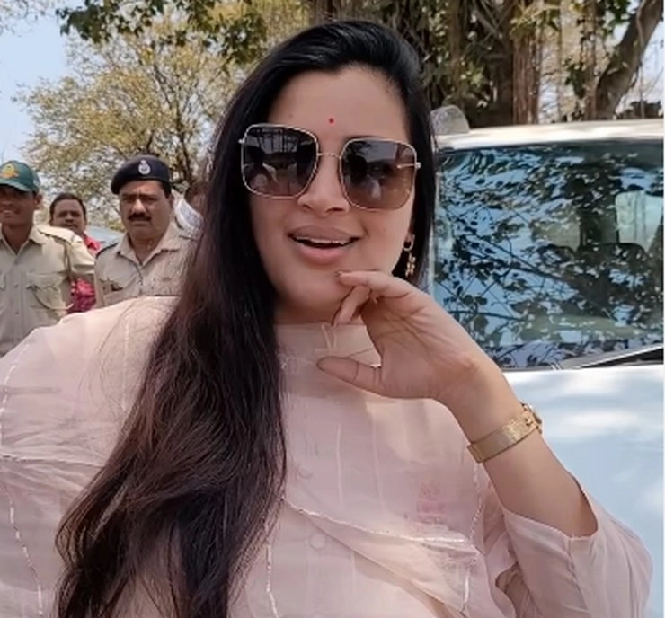 Navneet Kaur : हनुमान चालीसा विवाद से महाराष्ट्र में सियासी हलचल मचाने वाली नवनीत CM उद्धव के लिए बनी 'फायर' - Hanuman Chalisa row : All you need to know about Navneet Kaur Rana