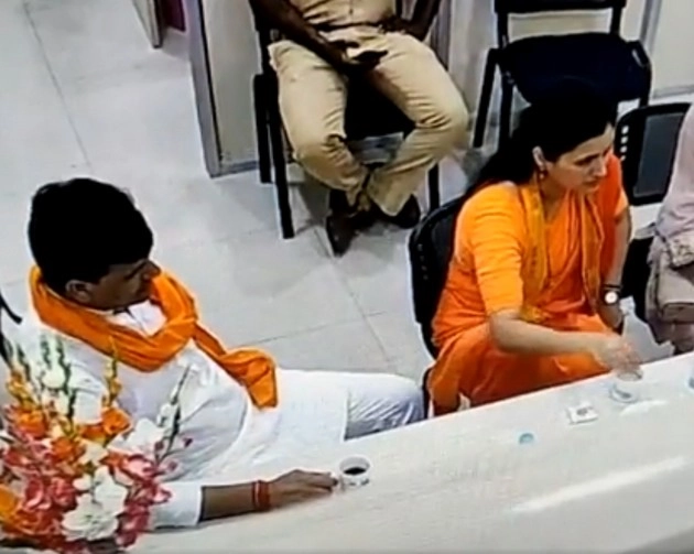थाने में बैठकर चाय पी रही थीं नवनीत राणा, लगाया पानी भी नहीं देने का आरोप, वीडियो वायरल - Mumbai police released video of Navneet Rana and her husband