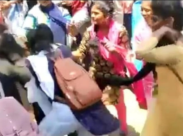 चेन्नई : लड़कियां बीच सड़क पर करने लगी मारपीट, सोशल मीडिया पर वीडियो वायरल