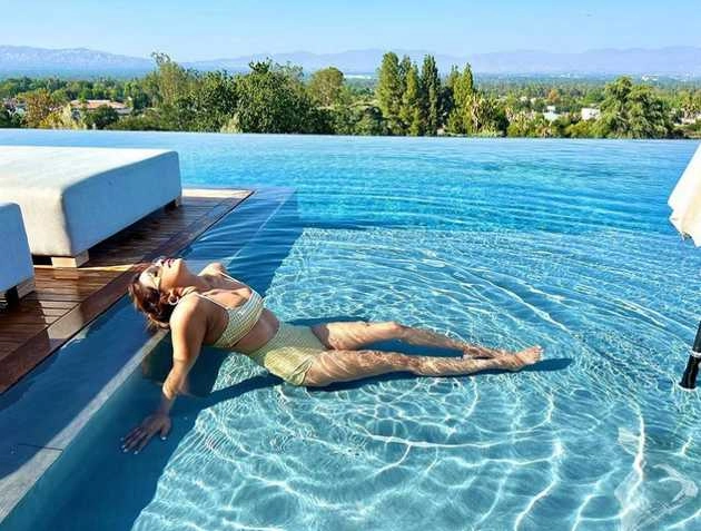 बिकिनी पहन स्विमिंग पूल में उतरीं प्रियंका चोपड़ा, हॉट तस्वीरें वायरल | priyanka chopra bikini photos goes viral