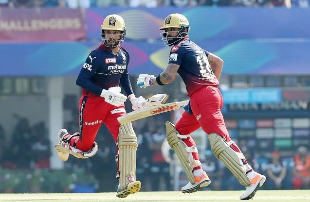 रजत और विराट के अर्धशतकों से बैंगलोर ने गुजरात के खिलाफ खड़ा किया 170 रनों का स्कोर