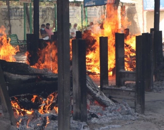 पुणे में जलती चिता पर डाला ईंधन, हादसे में 11 लोग झुलसे - 11 people burn injuries during cremation in pune