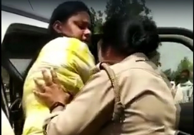 UP : महिला अधिकारी का नशे में धुत वीडियो वायरल, पुलिस को दिखाई दबंगई