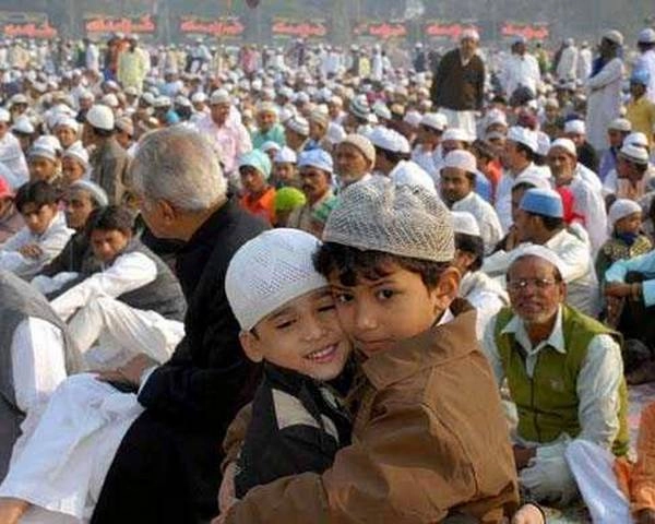 नमाज अदा कर अमन की करी दुआ, एक-दूसरे के मिले गले, CM योगी ने भी दी ईद की बधाई - CM Yogi congratulated eid
