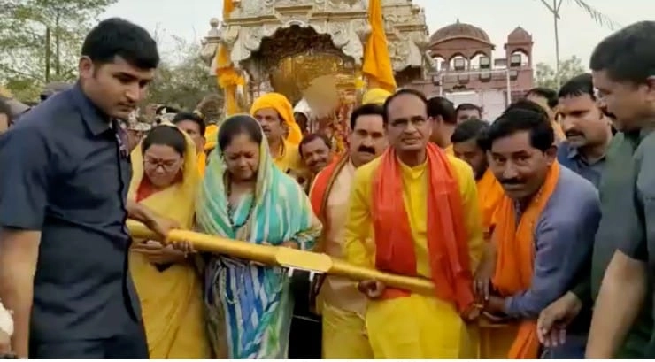दतिया में मां पीतांबरा की रथ यात्रा, CM शिवराज,गृहमंत्री नरोत्तम मिश्रा और वसुंधरा राजे ने खींचा माई का रथ - Rath Yatra of Mother Pitambara in Datia