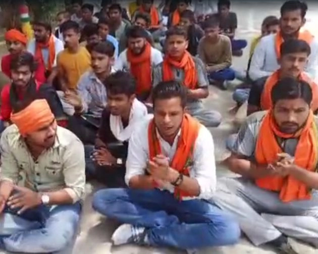 कानपुर देहात : अकबरपुर थाने में बजरंग दल कार्यकर्ताओं का धरना, किया हनुमान चालीसा का पाठ - kanpur dehat : hanuman chalisa in police station
