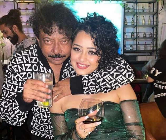अपनी फिल्म की एक्ट्रेस संग राम गोपाल वर्मा हुए कोजी, वायरल हो रही तस्वीरें | ram gopal varma cozy photos viral with actress apsara