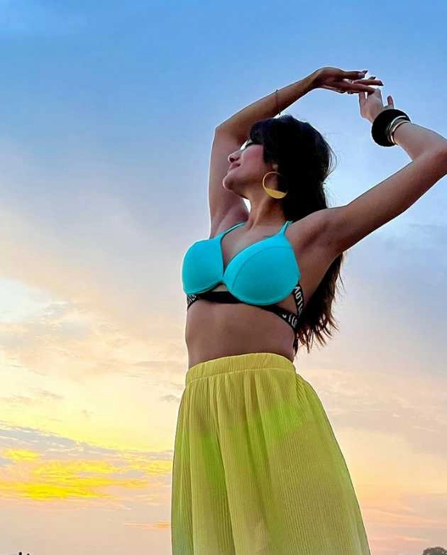 नुसरत जहां ने बढ़ाया इंटरनेट का पारा, समंदर किनारे हुईं बोल्ड | bengali actress nusrat jahan bikini photos goes viral
