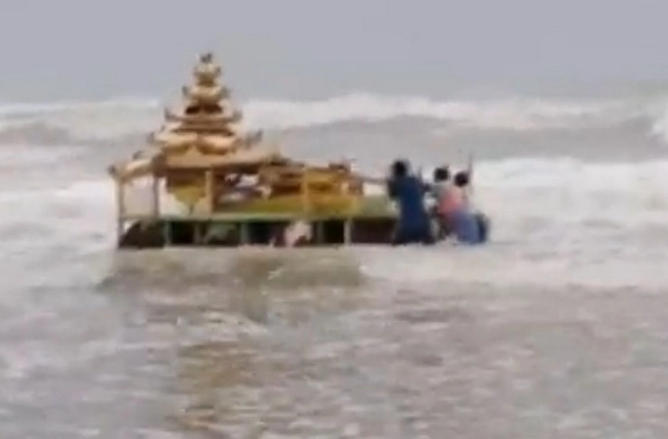 Asani के तूफान में आंध्रप्रदेश में बहकर आया सोने का रहस्यमयी रथ, देखें वीडियो - a mysterious gold coloured chariot at sunnapalli sea due to cyclone asani