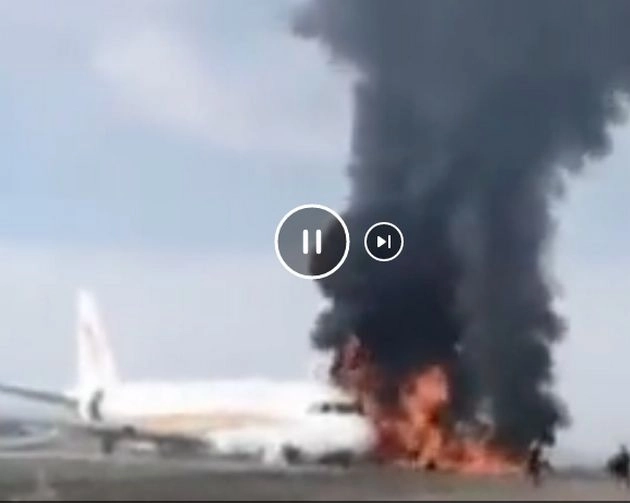 चीन में रनवे पर फिसला विमान, लगी आग, बाल बाल बचे 122 यात्री - fire in plane at runway in china