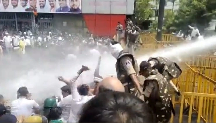 भोपाल में यूथ कांग्रेस के प्रदर्शन पर पुलिस ने वॉटर कैनन का किया इस्तेमाल, हल्का बल प्रयोग भी - Youth Congress protest in Bhopal