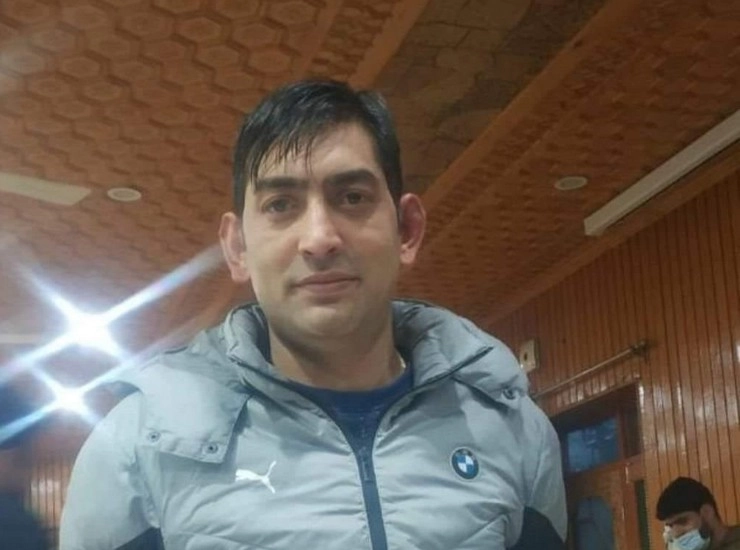 कश्मीर में प्रिंसिपल और टीचर के बाद कश्मीरी पंडित को ऑफिस में घुसकर मार डाला