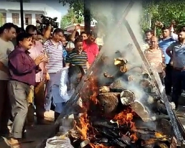 कश्मीरी पंडित की हत्या पर बवाल, विरोध प्रदर्शनों के बीच हुआ राहुल भट्ट का अंतिम संस्कार