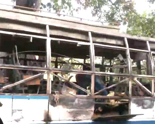Jammu Kashmir के कटरा में बस में लगी आग, 4 की मौत, 24 झुलसे - Fire breaks out in a bus full of pilgrims