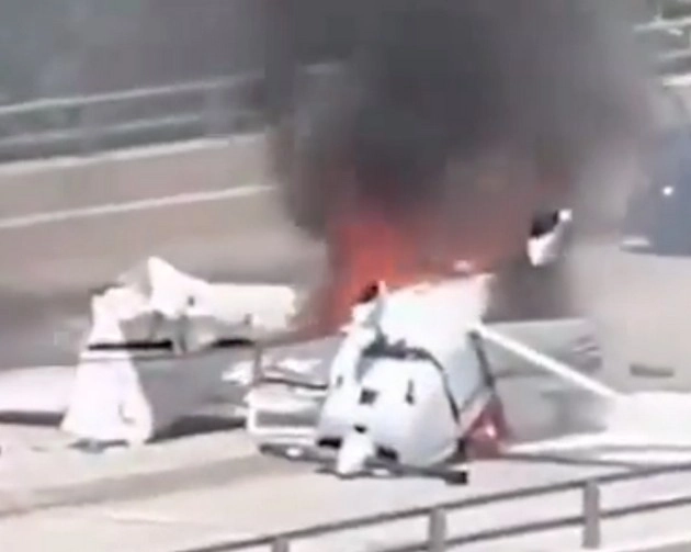 SUV से टकराया छोटा विमान, लगी आग - fiery plane crash on Miami Haulover Inlet