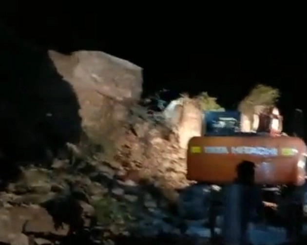 रामबन में नेशनल हाईवे पर सुरंग का एक हिस्सा ढहा, 7 लोग फंसे - tunnel collapsed in Ramban on Jammu Srinagar national highway