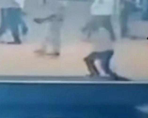 मंच पर सुरक्षा जांच रहे आईबी अफसर की मौत, वायरल हुआ वीडियो