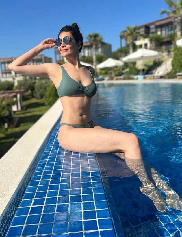 बिकिनी पहन स्विमिंग पूल किनारे करिश्मा तन्ना ने दिए बोल्ड पोज, तस्वीरें वायरल | karishma tanna shares her hot bikini photos and video