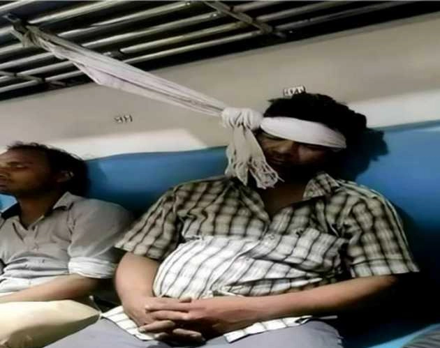 भारतीय का देसी जुगाड़, ट्रेन में जब लेटने को सीट नहीं मिली तो किया कमाल - desi jugaad of indian