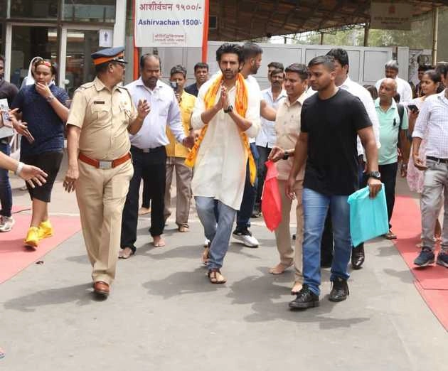 'भूल भुलैया 2' की सफलता के लिए सिद्धिविनायक पहुंचे कार्तिक आर्यन, लिया गणपति बप्पा का आशीर्वाद | karthik aryan reached siddhivinayak temple for the success of bhool bhulaiyaa 2