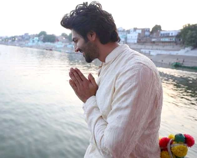 'भूल भुलैया 2' की सफलता के बाद काशी विश्वनाथ मंदिर दर्शन करने पहुंचे कार्तिक आर्यन, गंगा आरती में हुए शामिल