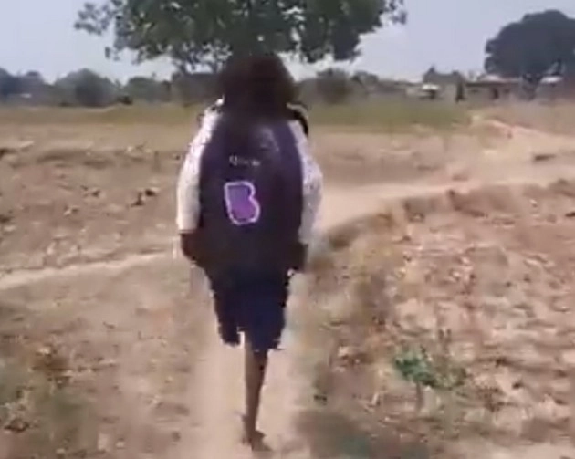 हौसलों की कहानी, 1 पांव से 1 किमी चलकर स्कूल जाती है 10 साल की दिव्यांग सीमा, गांव में जगाती है शिक्षा की अलख - bihar girl hops on one leg  to school viral video