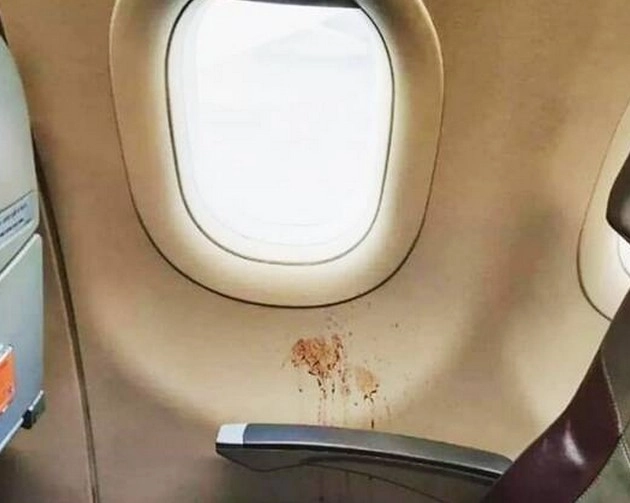 विमान की खिड़की पर थूका पान, सोशल मीडिया पर वायरल हुई तस्वीर - The passenger spit betel on the window of the plane