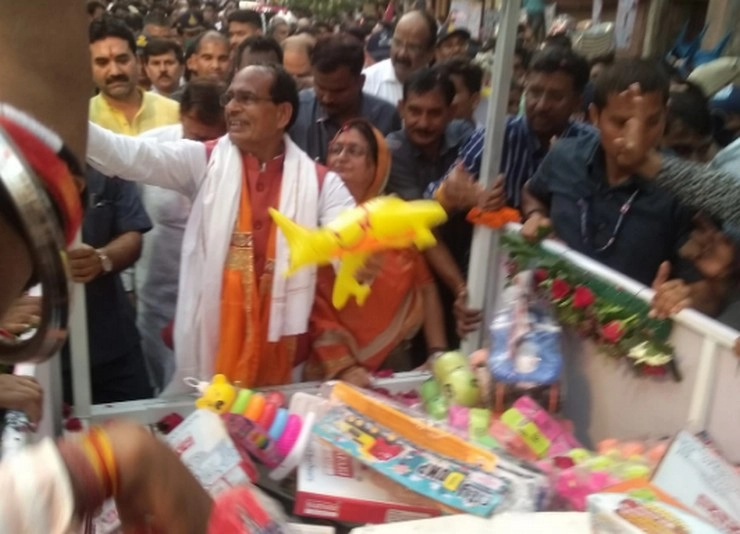 Indore की सड़कों पर खिलौनों के लिए CM Shivraj ने चलाया ठेला, आंगनवाड़ी के बच्चों के लिए जुटाए 8.5 करोड़ रुपए और लाखों का सामान