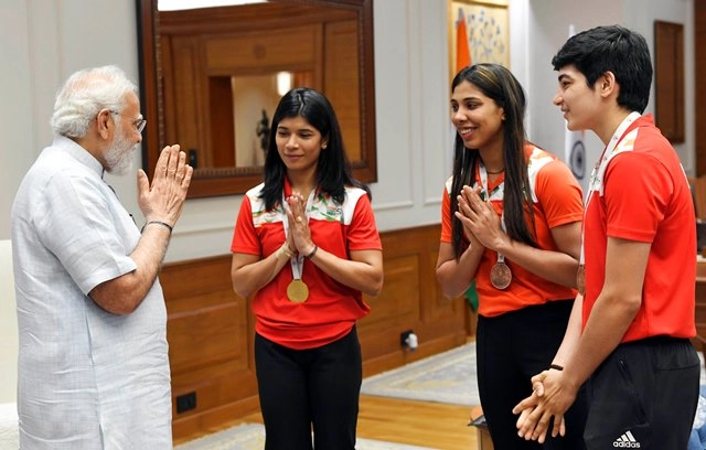 निखत जरीन ने PM मोदी को भेंट दिए अपने बॉक्सिंग ग्लव्स (Video) - PM Narendra Modi meets boxers Nikhat Zareen, Manisha Moun and Parveen Hooda