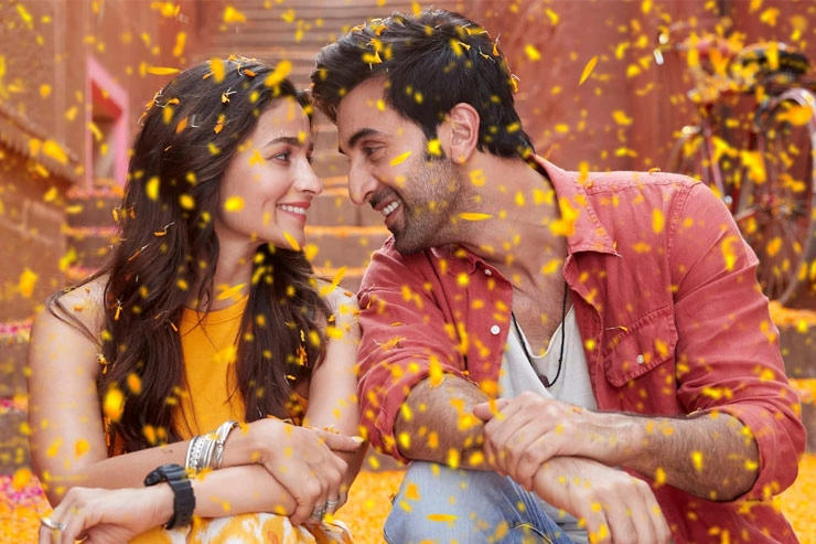 ब्रह्मास्त्र का ट्रेलर रिलीज, रणबीर-आलिया की फिल्म में भव्यता आई नजर - Brahmastra official Trailer released starring Ranbir Kapoor and Alia Bhatt