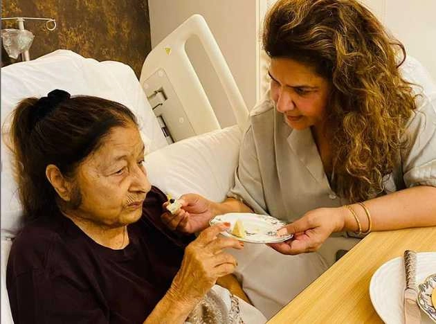 रोशन परिवार पर टूटा दुखों का पहाड़, रितिक की नानी का निधन | hrithik roshan maternal grandmother padma rani passes away