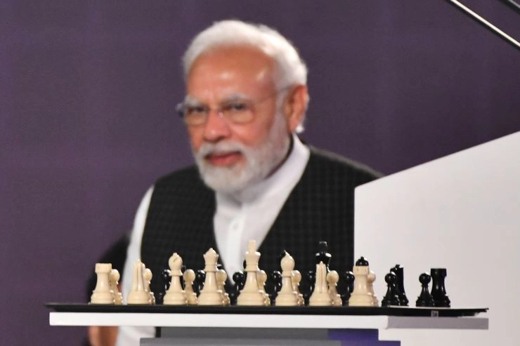 ग्रैंडमास्टर के साथ खेला शतरंज फिर खिलाड़ियों को यह संदेश दिया PM मोदी ने (Video)