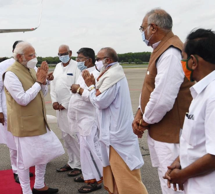 केसीआर ने नहीं की PM मोदी की अगवानी, यशवंत सिन्हा के लिए बिछाए पलक पांवड़े - telangana cm kcr did not reach hyderabad airport to welcome pm modi bjp targeted