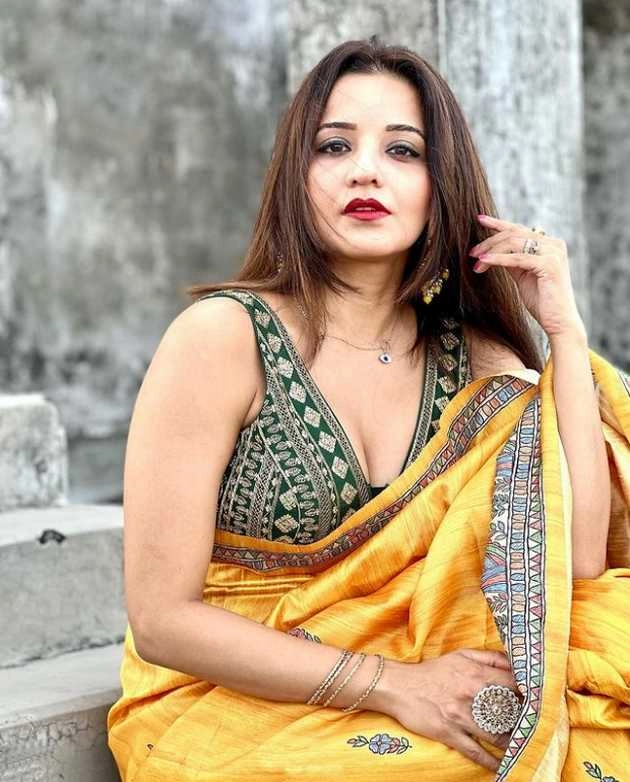 येलो साड़ी में मोनालिसा ने दिखाई अपनी कातिलाना अदाएं, हॉट तस्वीरें वायरल | bhojpuri actress monalisa share her glamorous look in yellow saree and deep neck blouse