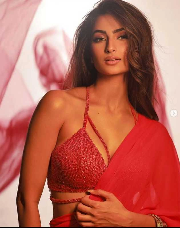 रेड साड़ी में पलक तिवारी का कातिलाना अंदाज, हॉट तस्वीरें वायरल | palak tiwari hot photos in red saree viral on social media