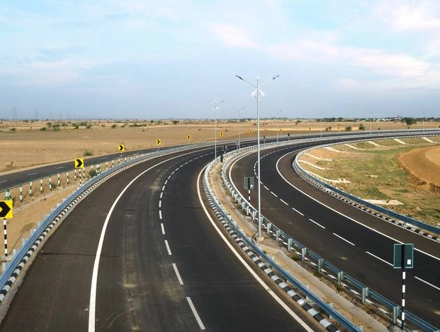 मुंबई-गोवा महामार्गाच्या चौपदरीकरणाचे काम जलद गतीने पूर्ण करावे – सार्वजनिक बांधकाम मंत्री रविंद्र चव्हाण